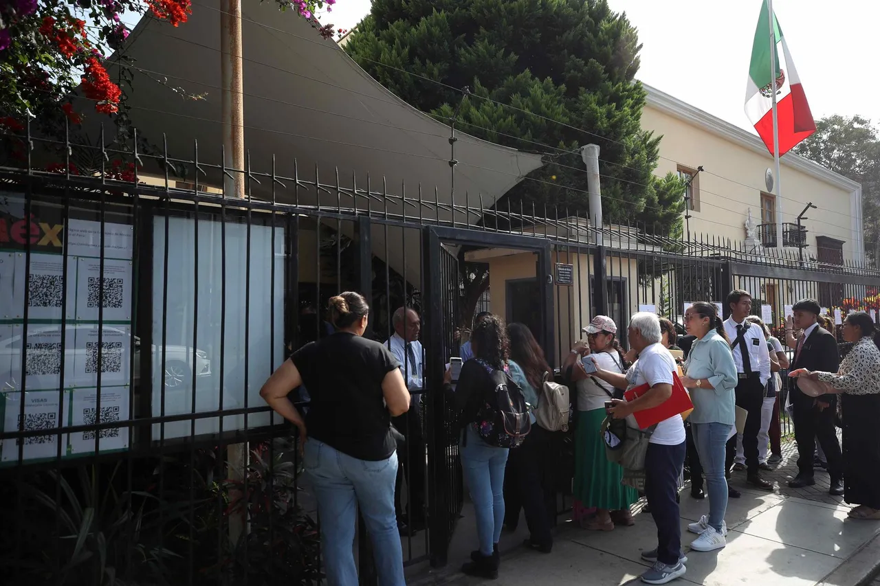 Peruanos esperan a las afueras de la Embajada de México en Lima para obtener visa