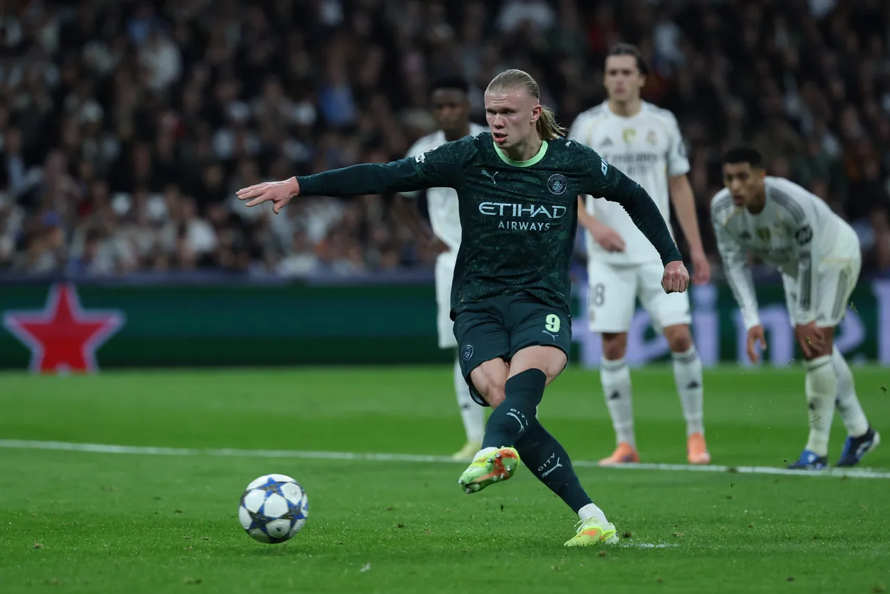 El delantero del Manchester City Erling Haaland marca de penati el 1-2 durante el encuentro correspondiente a la fase regular