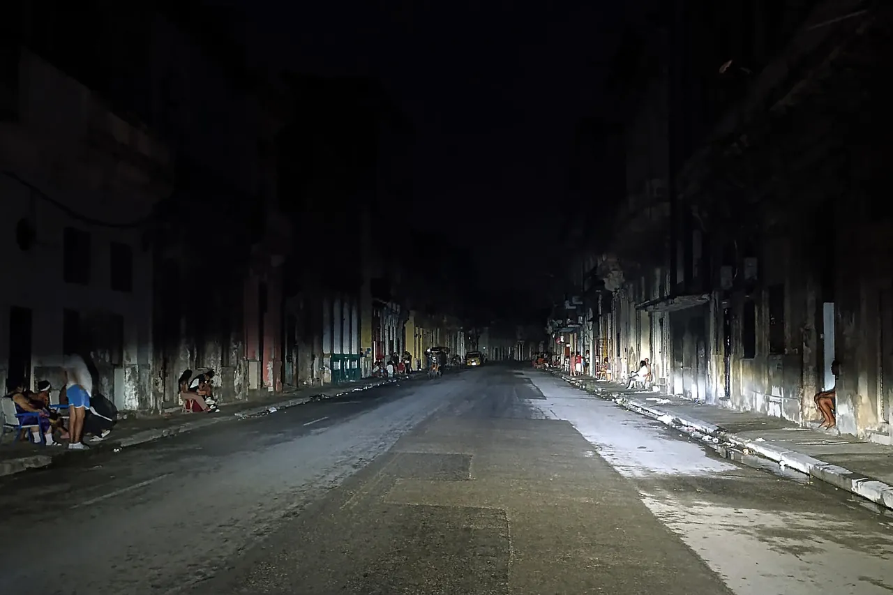 Calles espectrales y cena en hogueras: Una noche a oscuras en el gran apagón de Cuba