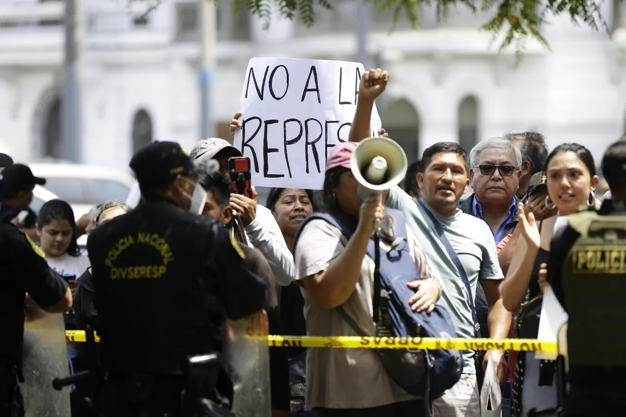 Policía interviene local campesino y partidos de izquierda en centro de Lima