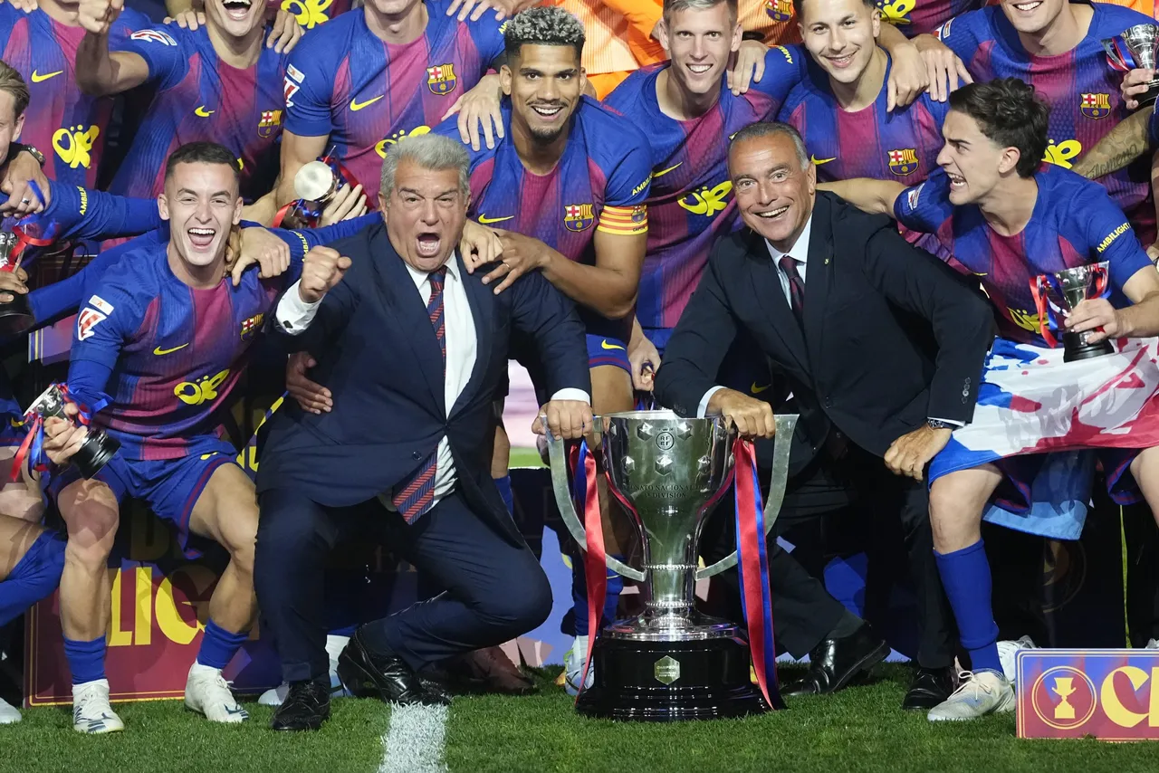Los jugadores del FC Barcelona celebran el título de Liga con los directivos Joan Laporta