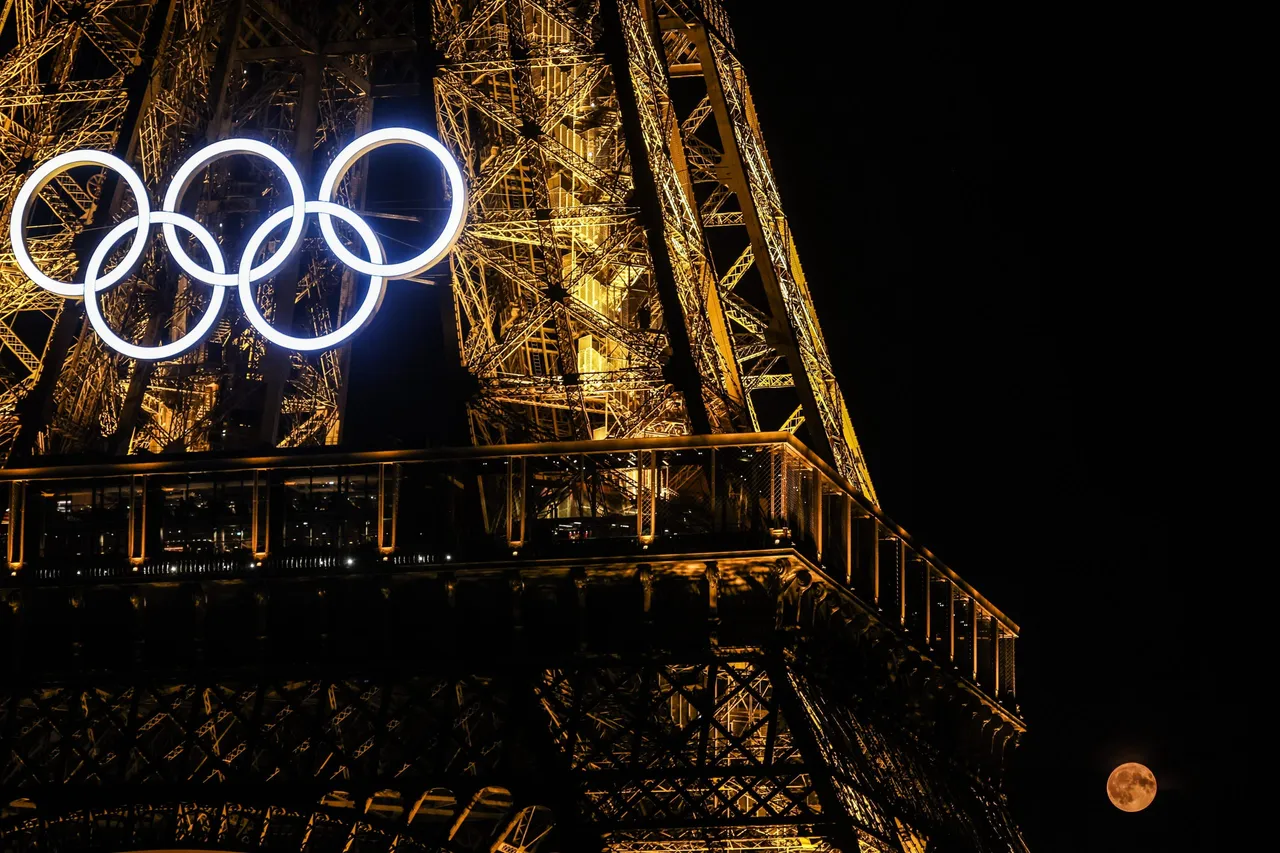 The super blue moon rises in Paris