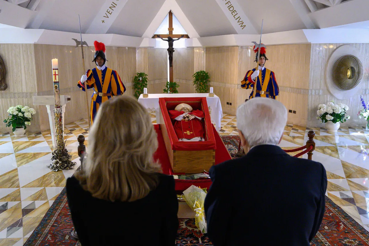 El presidente de la República italiana Sergio Mattarella asiste a la Casa Santa Marta para hacer honores al fallecido papa Francisco