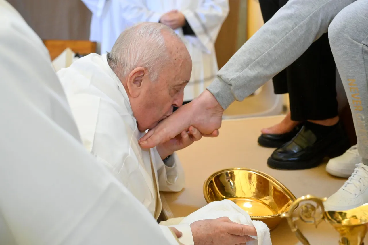 Pope Francis visits women&#8217;s prison in Rome on Holy Thursday
