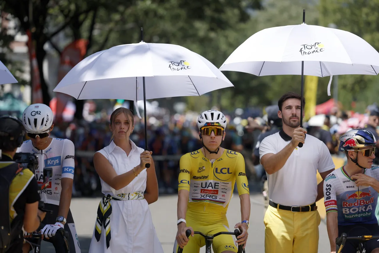 El mexicano Isaac del Toro (UAE Emirates XRG), tercero de la general y maillot blanco de mejor joven del Tour de Francia