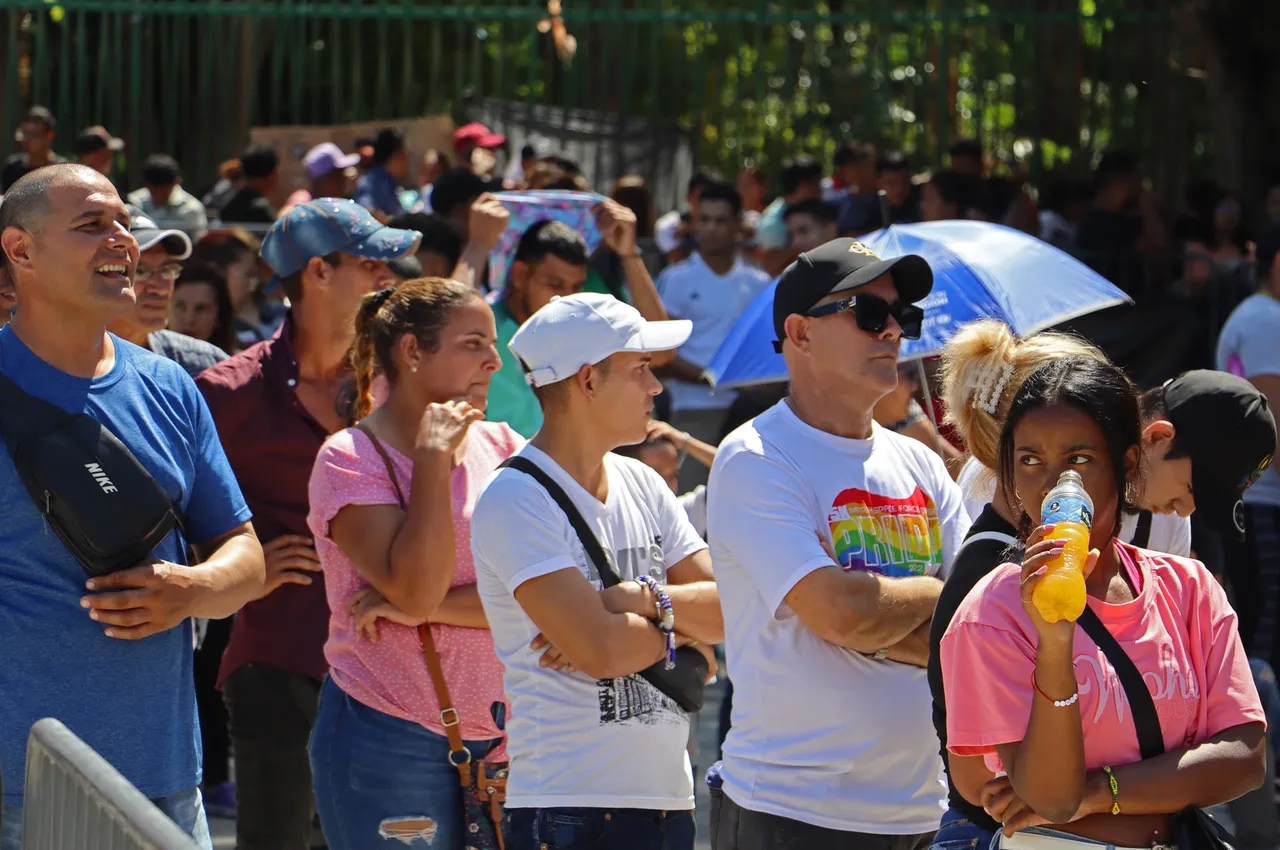 Miles de cubanos están varados en la frontera sur de México en espera de regularizarse