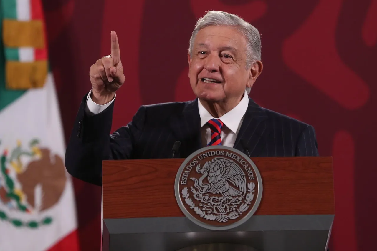 López Obrador AMLO DEDO
