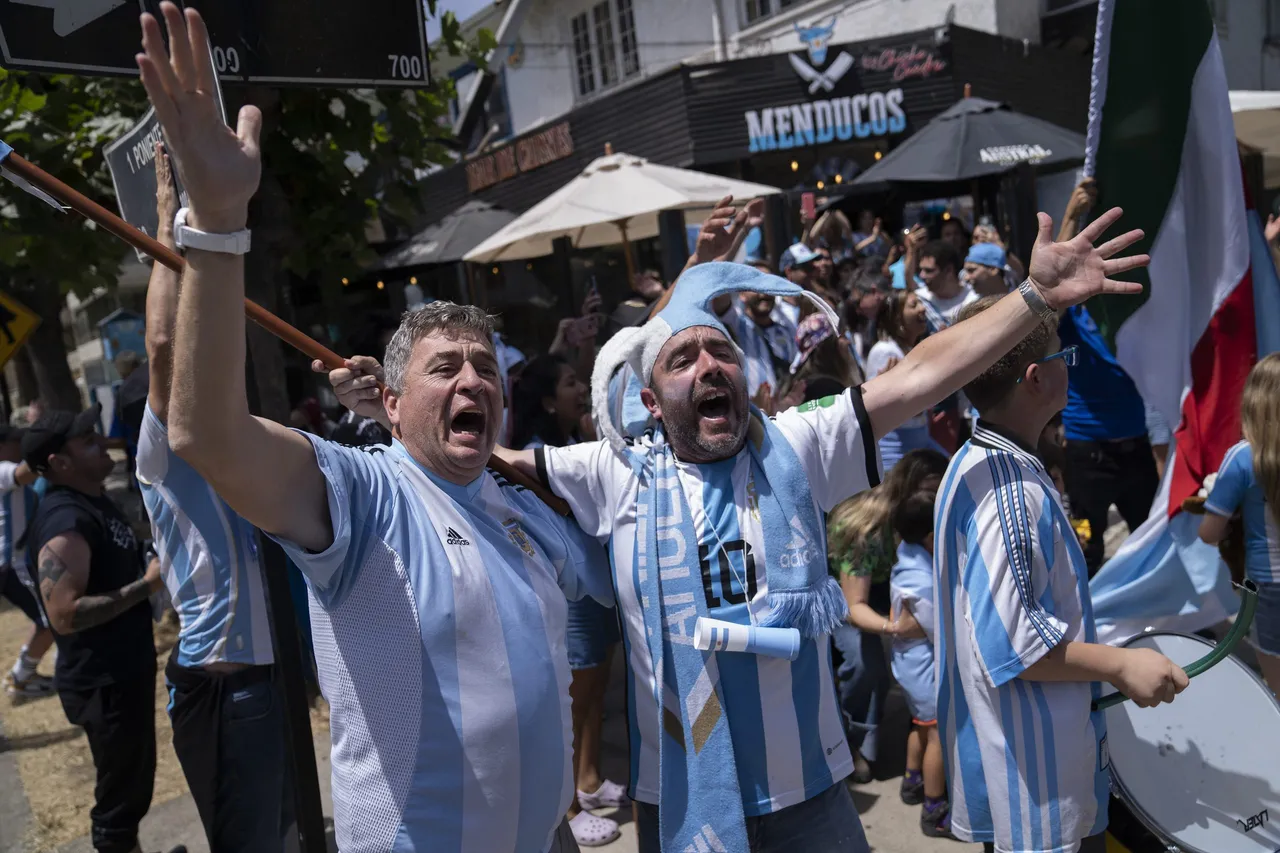Aficionados de Argentina celebran el título del Mundial de Qatar 2022