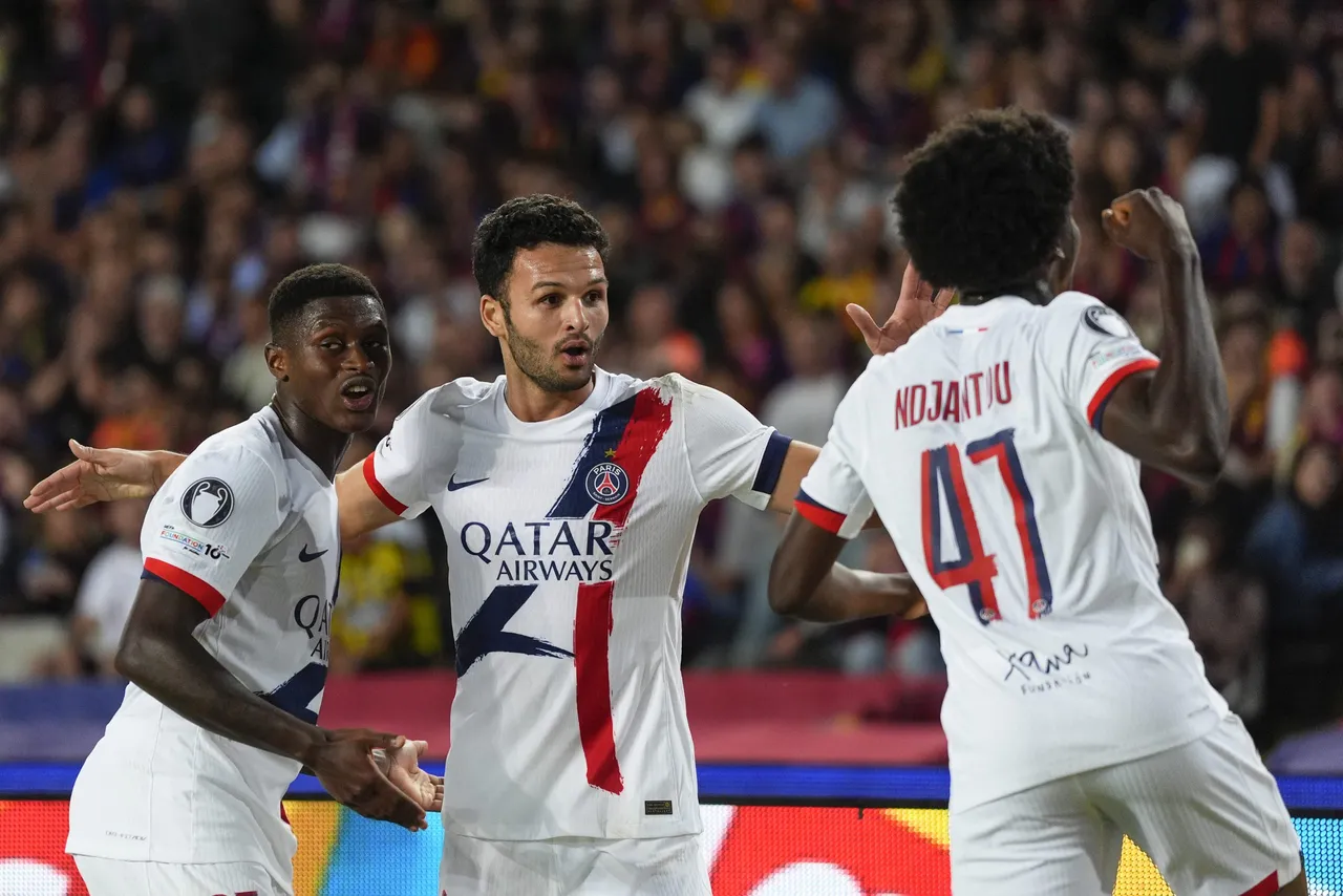 Los jugadores del París Saint-Germain celebran el segundo gol de su equipo durante el partido de la primera fase de la Liga de Campeones que FC Barcelona
