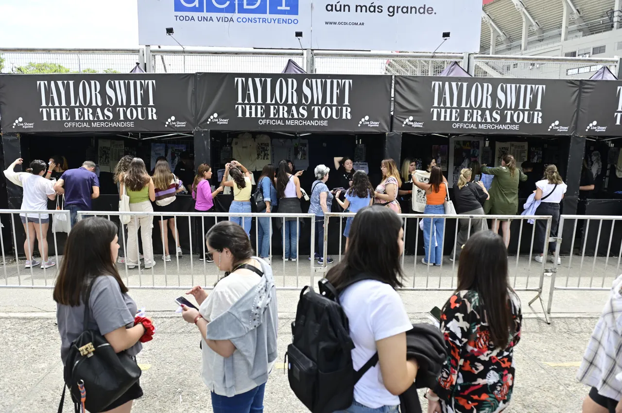 Argentina se prepara para los tres conciertos que la cantante estadounidense Taylor Swift ofrecerá en Buenos Aires