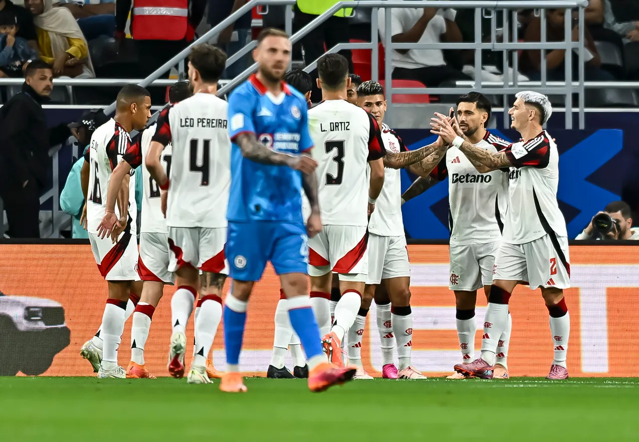 Giorgian De Arrascaeta (2-R) of Flamengo celebrates with his teammates after scoring the 0-1 goal during the FIFA Intercontinental Cup 2025