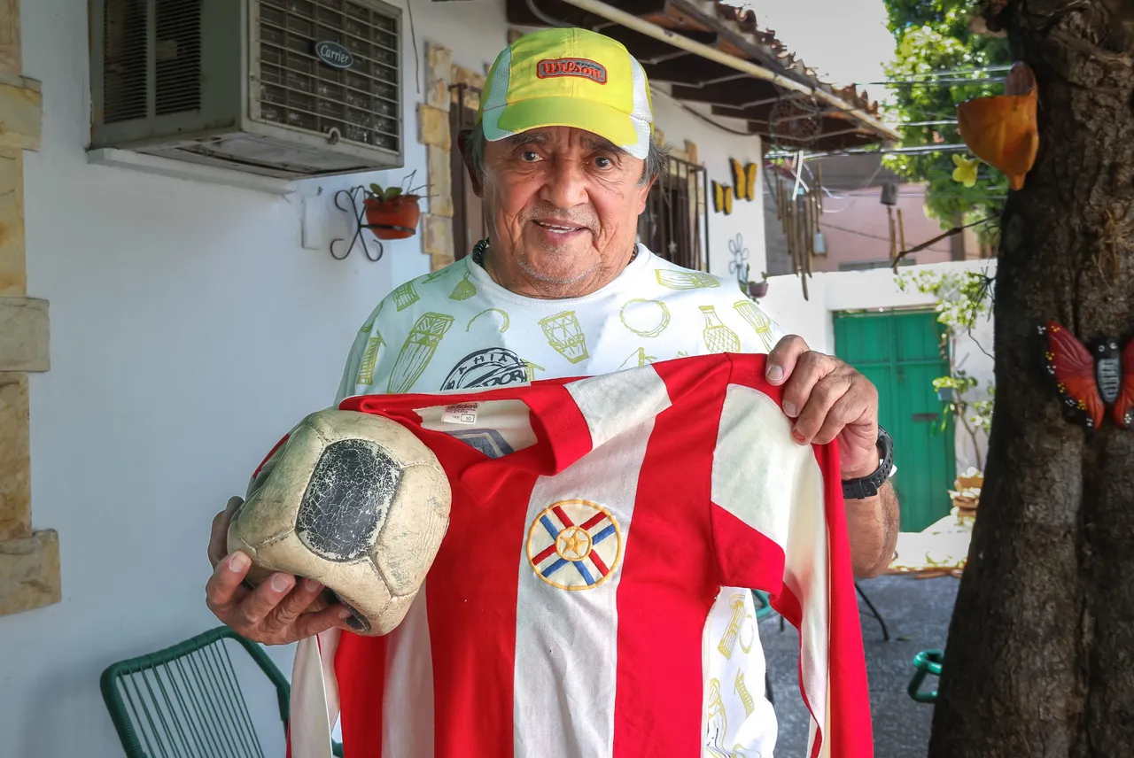 Exfutbolista paraguayo atesora balón del gol de Pelé que lo llevó a México 70