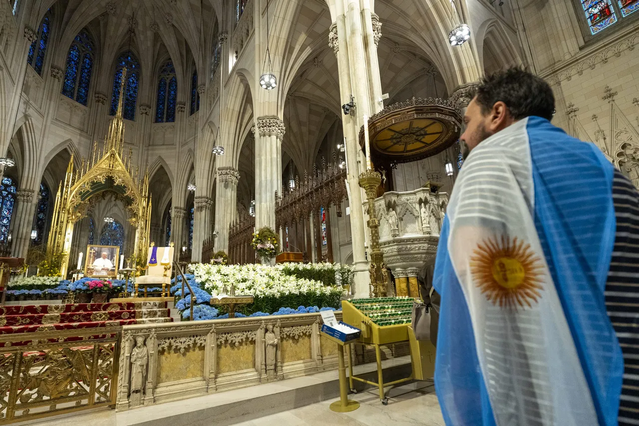Catedral de San Patricio rinde homenaje al Papa Francisco