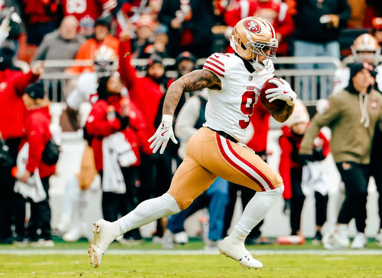 los San Francisco 49ers sumaron su novena victoria de la campaña al derrotar 26-8 a los Browns