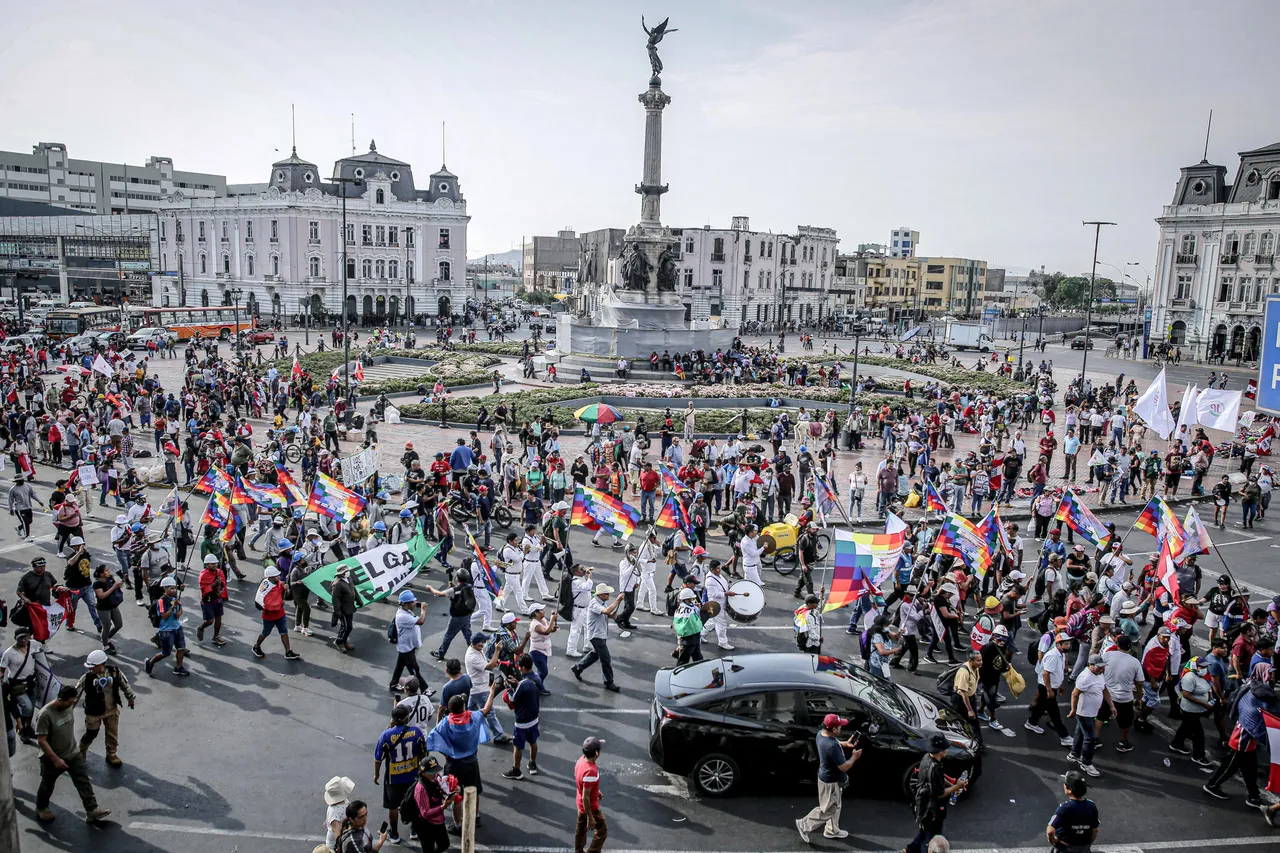 Marcha por la huelga nacional convocada por el mayor sindicato peruano
