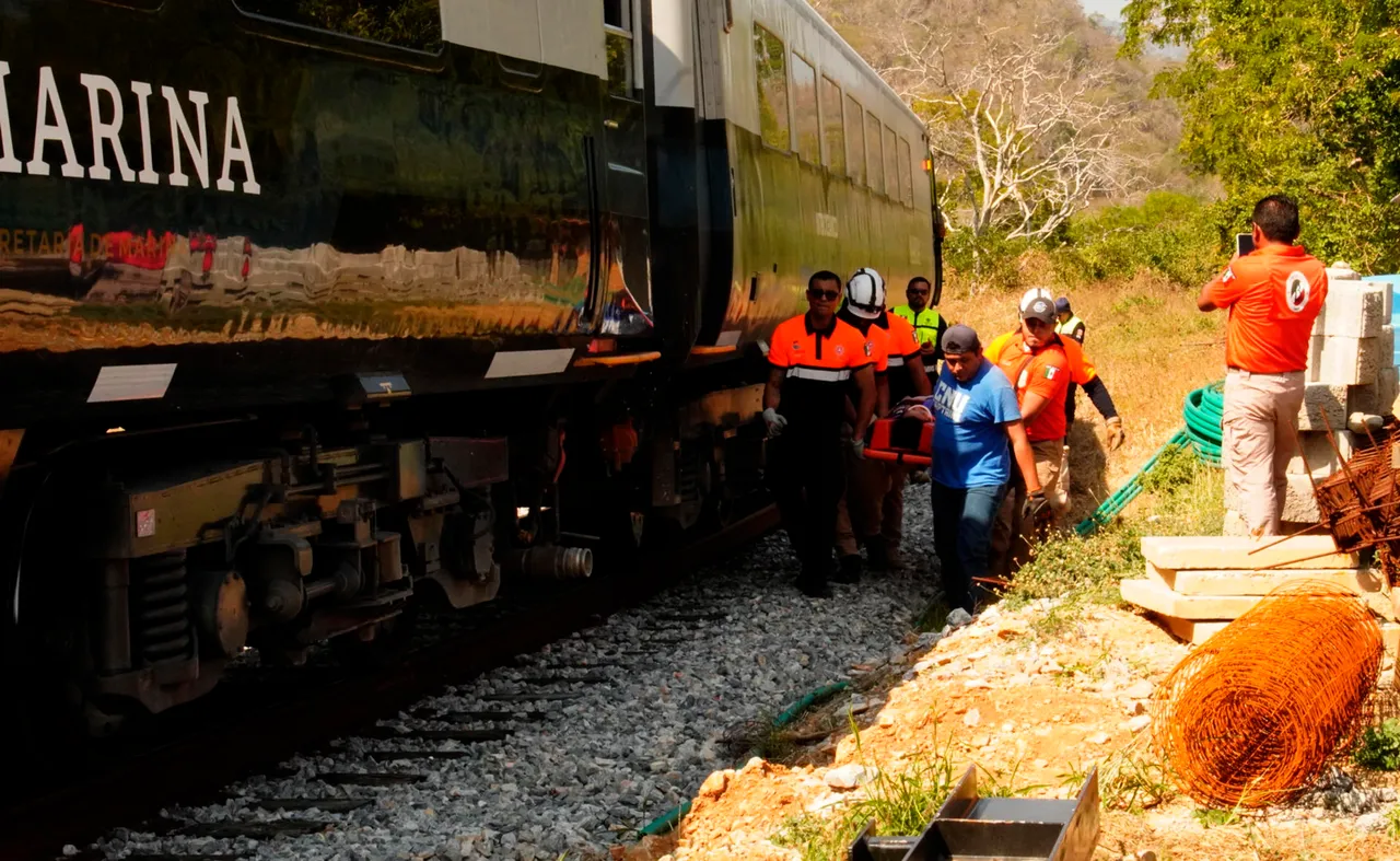Al menos 13 muertos y 98 heridos tras descarrilamiento del tren Interoceánico en México
