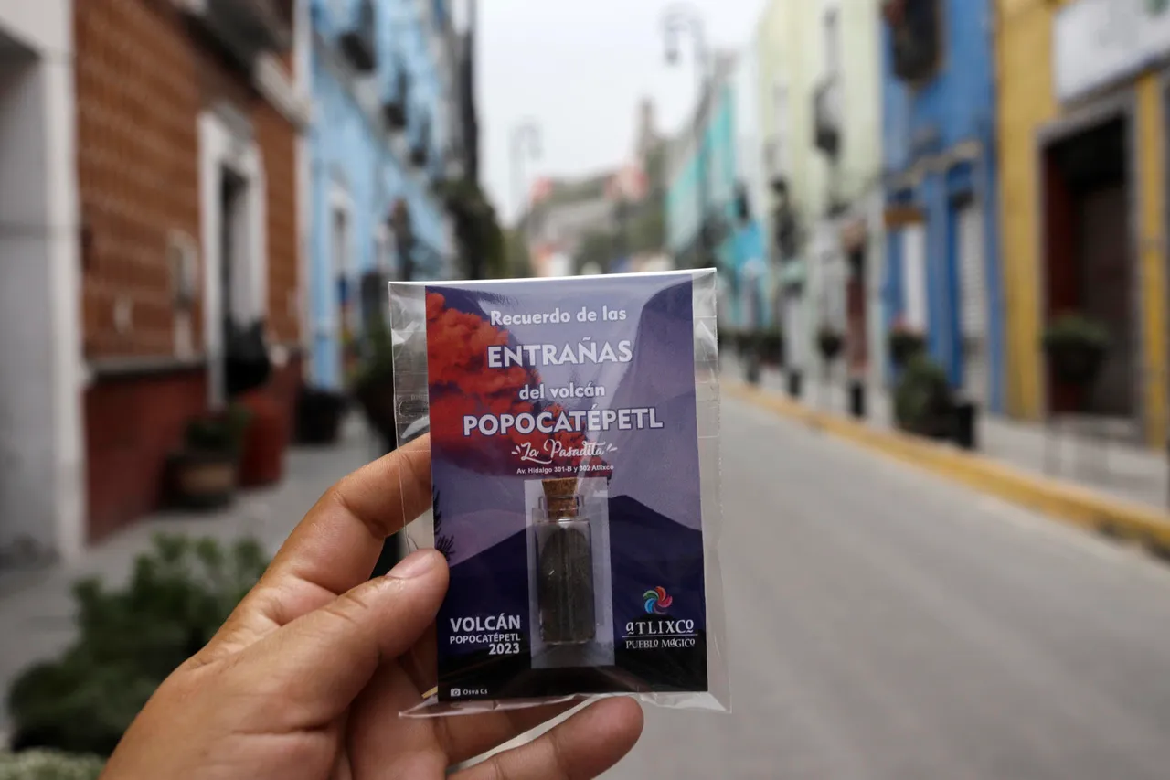Artesanos del centro de México muestran ingenio y venden la ceniza del volcán Popocatépetl
