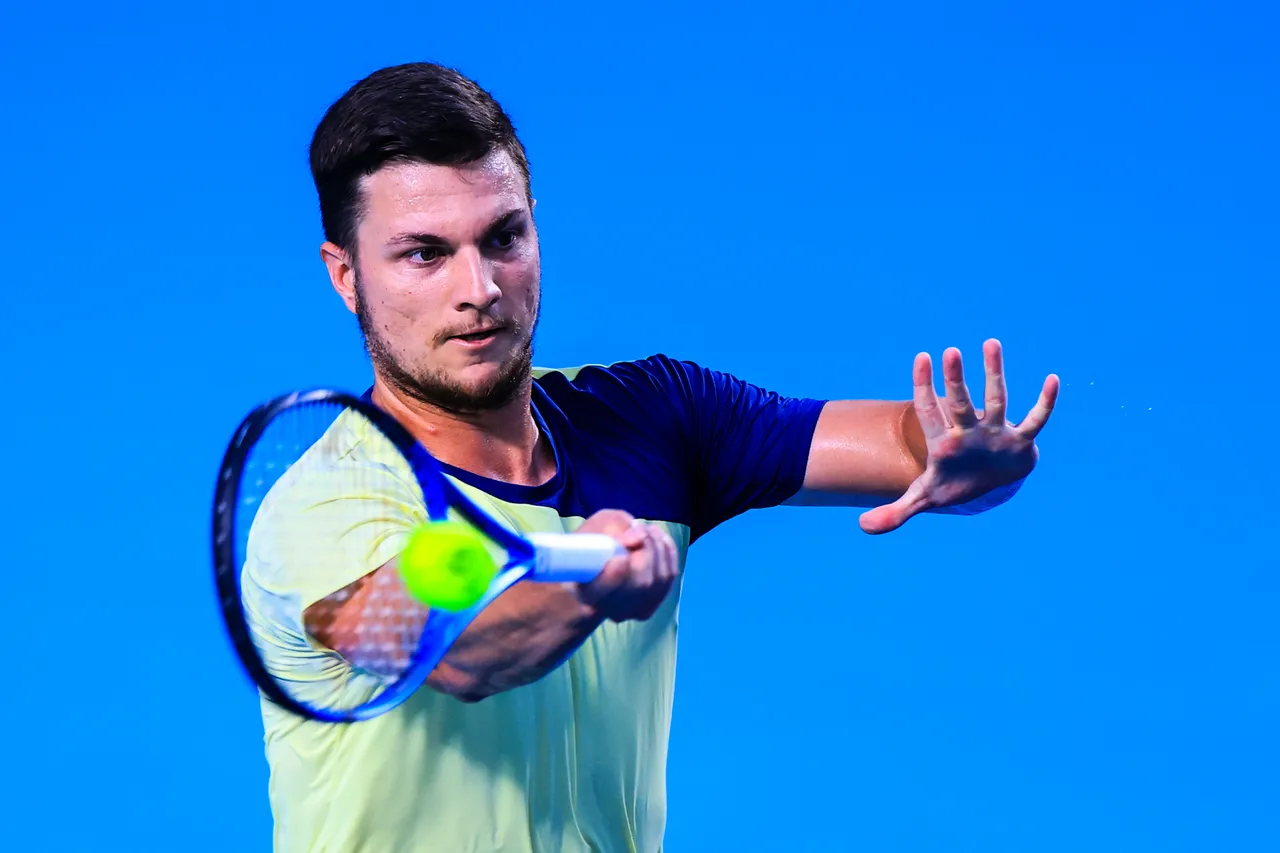 El serbio Miomir Kecmanovic, 84 del mundo, venció este miércoles por 6-3, (3)6-7 y 7-6(4) al alemán Alexander Zverev