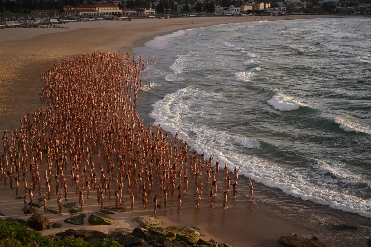 Spencer Tunick nude Sydney Bondi Beach installation
