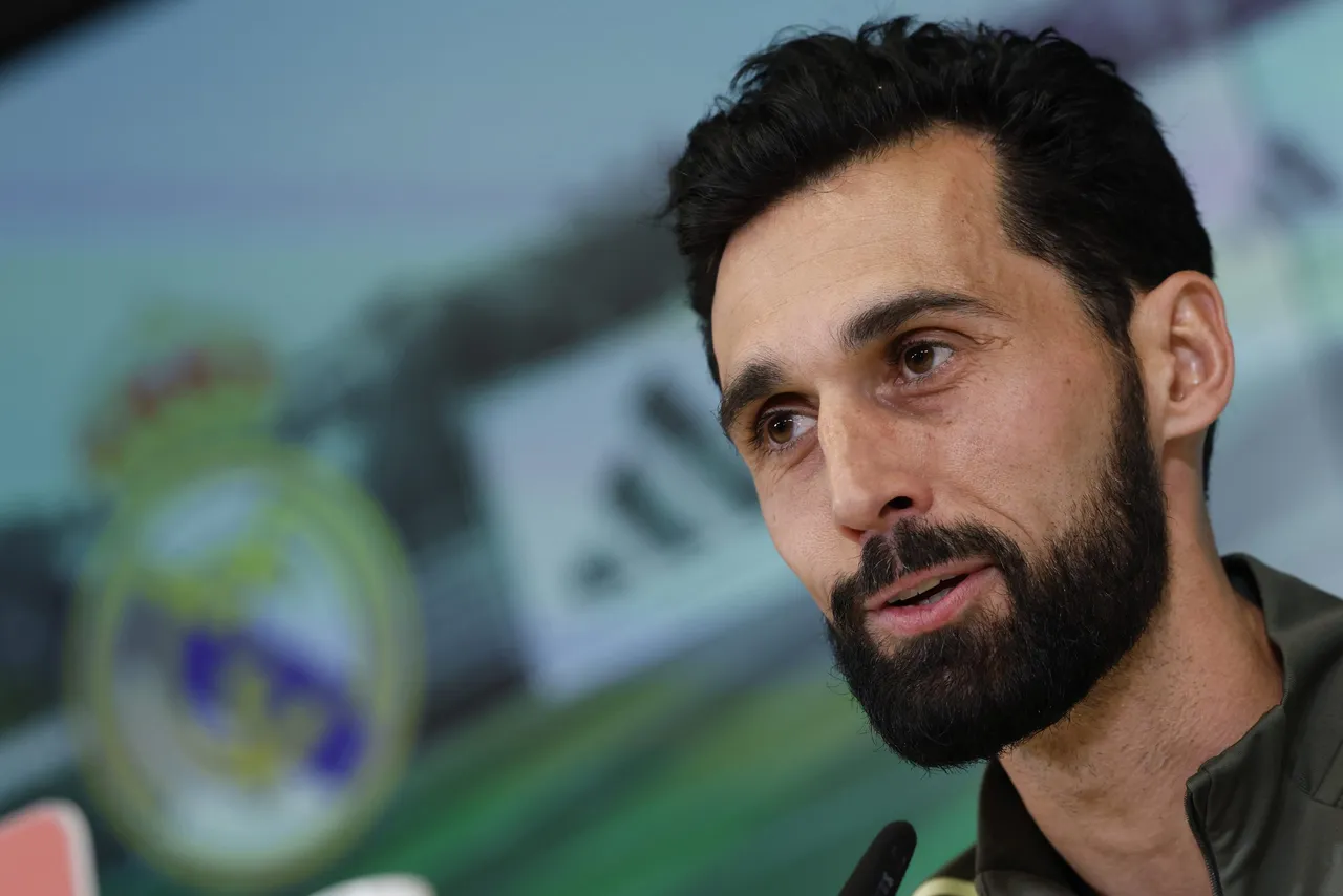 El entrenador del Real Madrid Álvaro Arbeloa ofrece una rueda de prensa tras el entrenamiento del equipo en la Ciudad Deportiva