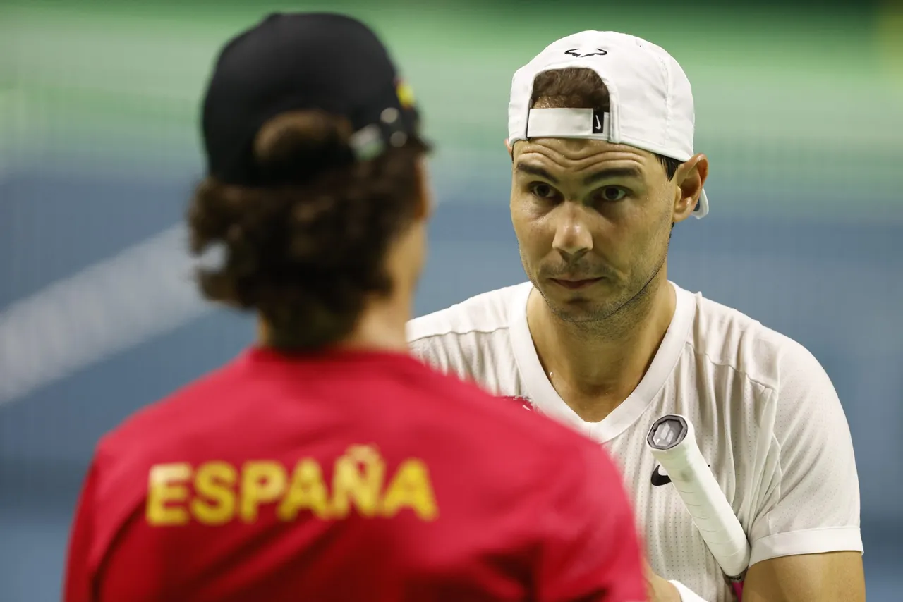 Nadal durante su entrenamiento previo al partido de eliminatoria de cuartos de final de Copa Davis en Málaga