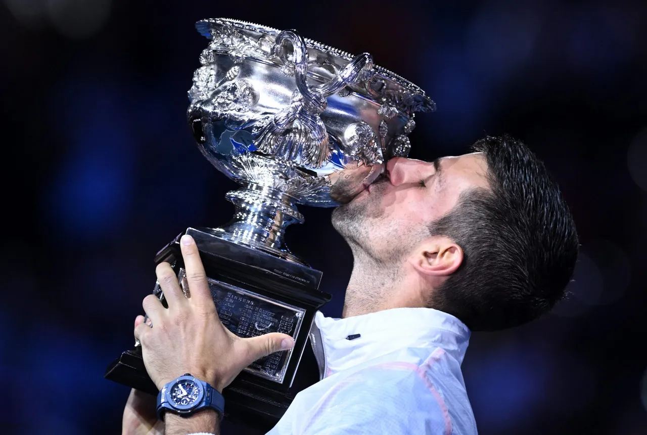 Djokovic se impone a Tsitsipas para igualar a Nadal con 22