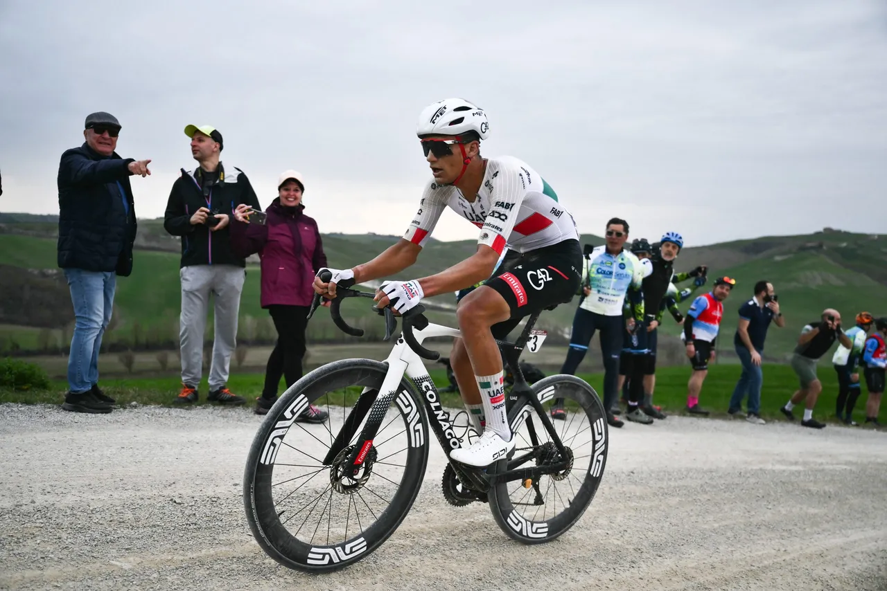 tercera etapa de la Tirreno-Adriático, todavía bajo el dominio y la 'Maglia Azzurra' de líder del mexicano Isaac del Toro (UAE).