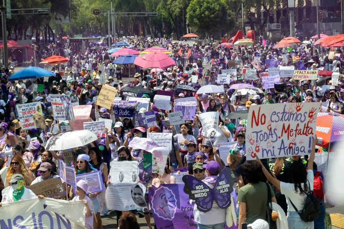 Mujeres marchando en el Paseo de la Reforma con pancartas por el 8M