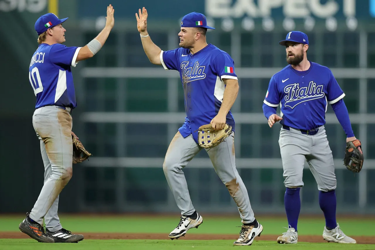 La selección de Italia logró este martes el mayor triunfo de la historia de su béisbol, al derrotar por 8-6 en Houston al favorito Estados Unidos para tomar el liderato