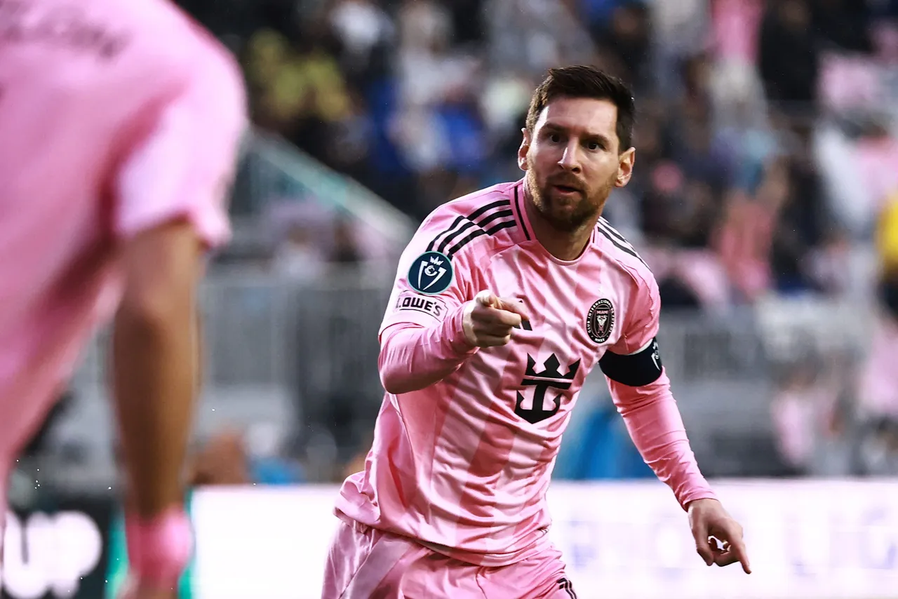 El argentino Lionel Messi anotó este miércoles el gol número 900 de su carrera profesional, al inaugurar el marcador en el partido