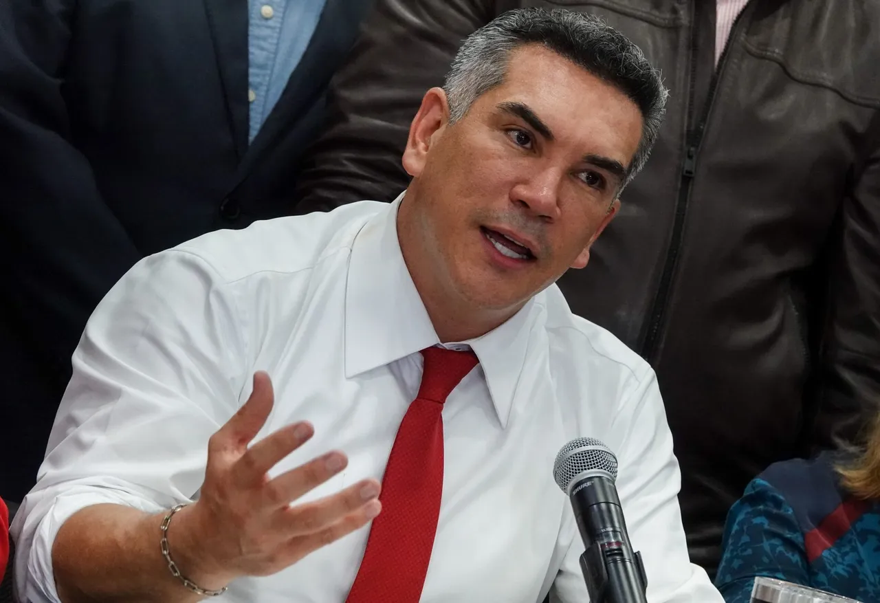 Alejandro Moreno Cárdenas durante su declaración a medios tras la reunión con ex presidente del PRI en el Comité Ejecutivo Nacional del partido.
