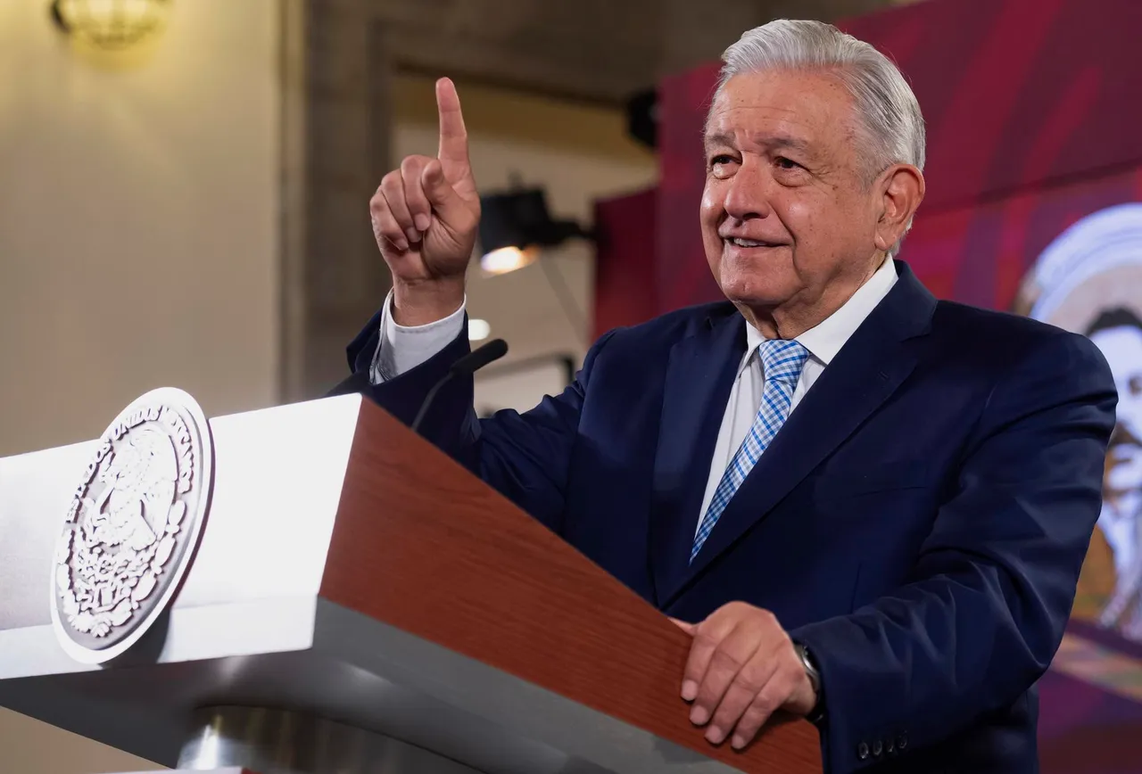 AMLO DEDO EFE 85