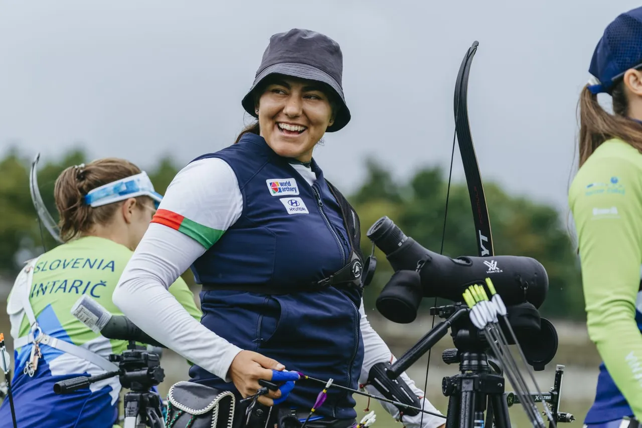 Alejandra Valencia celebra su primer lugar en la ronda clasificatoria de recurvo femenil en el Mundial de Berlín