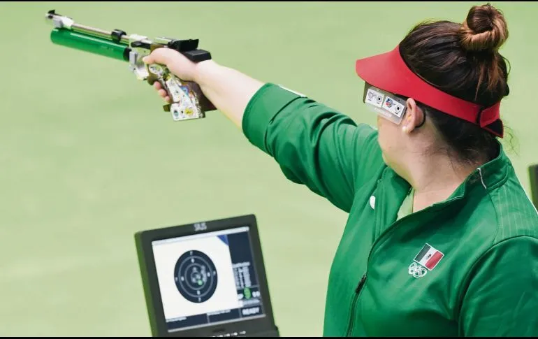 Alejandra Zavala en actividad de tiro deportivo