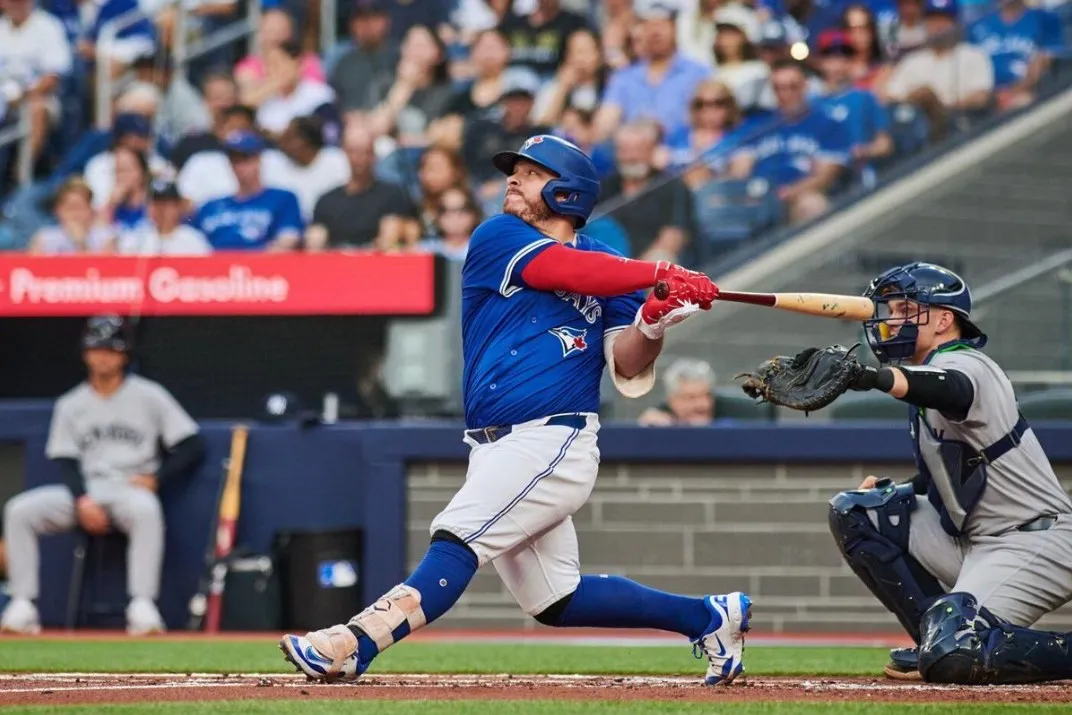 Alejandro Kirk, empata marca mexicana de cuadrangulares en playoffs