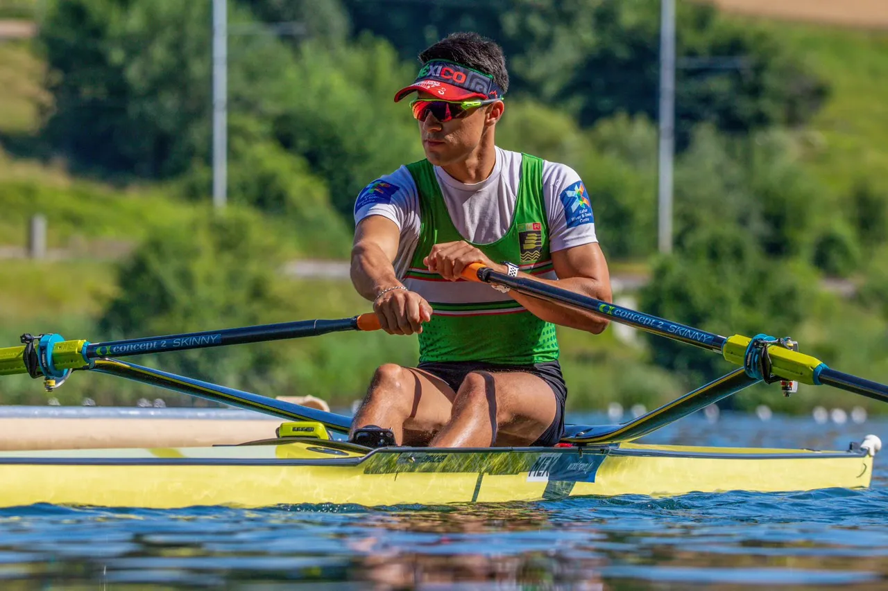 Alexis López, remero mexicano