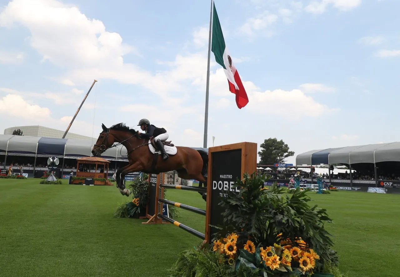 Ana Gabriela Guevara premia al campeón del Trofeo CONADE dentro del Longines Global Champions Tour México 2022 (6)