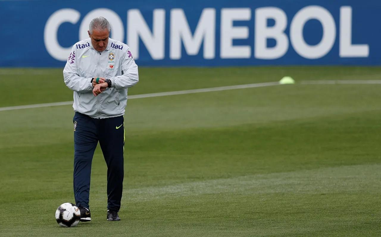 La selección brasileña vuelve a entrenarse en silencio y rodeada de rumores