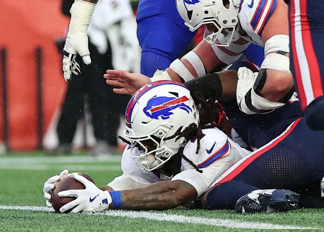 Los Buffalo Bills (10-4) empezaron perdiendo 21-0 en el estadio de los New England Patriots (11-3), pero le dieron la vuelta en otra de sus épicas remontadas