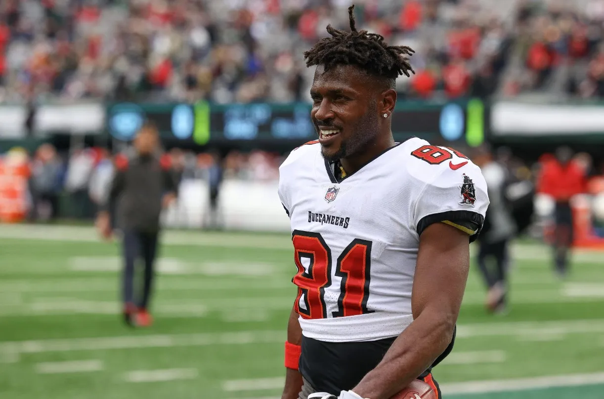 El exreceptor de la NFL Antonio Brown enfrenta una pena máxima de hasta 30 años de prisión