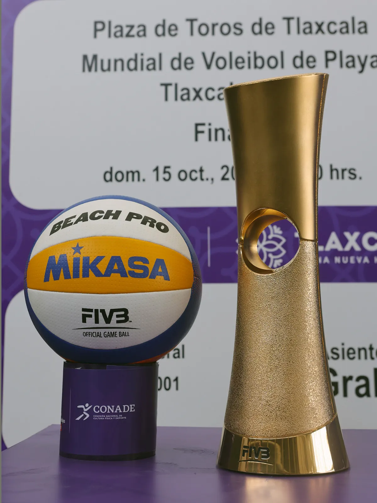 Balón y trofeo del Mundial de Voleibol de Playa Tlaxcala 2023