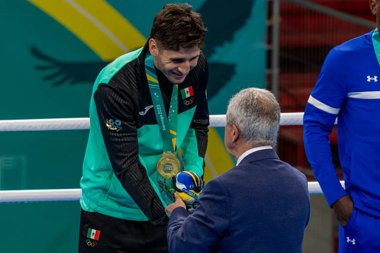 Boxeador Marco Verde, medallista de oro en Santiago 2023 (8)