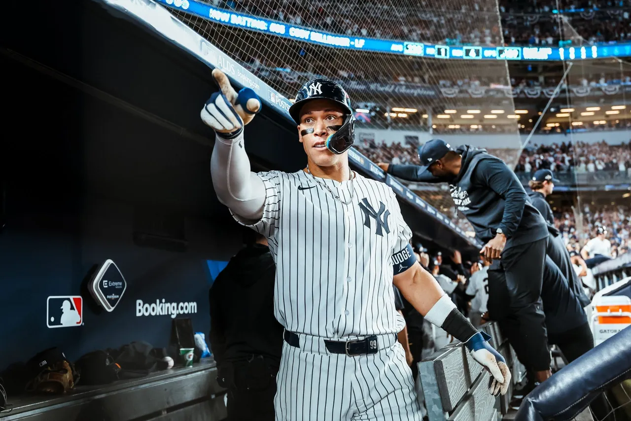 Aaron Judge, con un jonrón de tres carreras, le dio una nueva oportunidad a los Yankees para mantenerse con vida ante los Azulejos