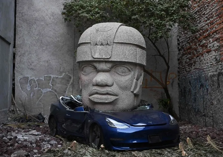 CABEZA OLMECA APLASTA TESLA
