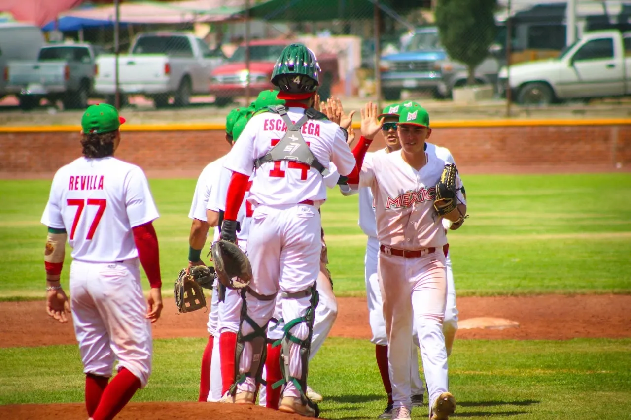 CARLOS PACHECO (DE FRENTE) CON LA SELECCIÓN MEXICANA