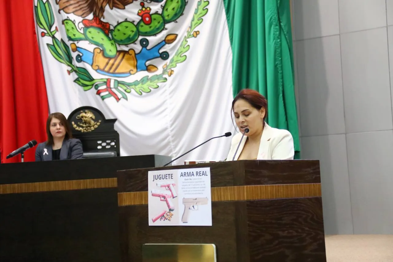 CASANDRA DE LOS SANTOS (2)