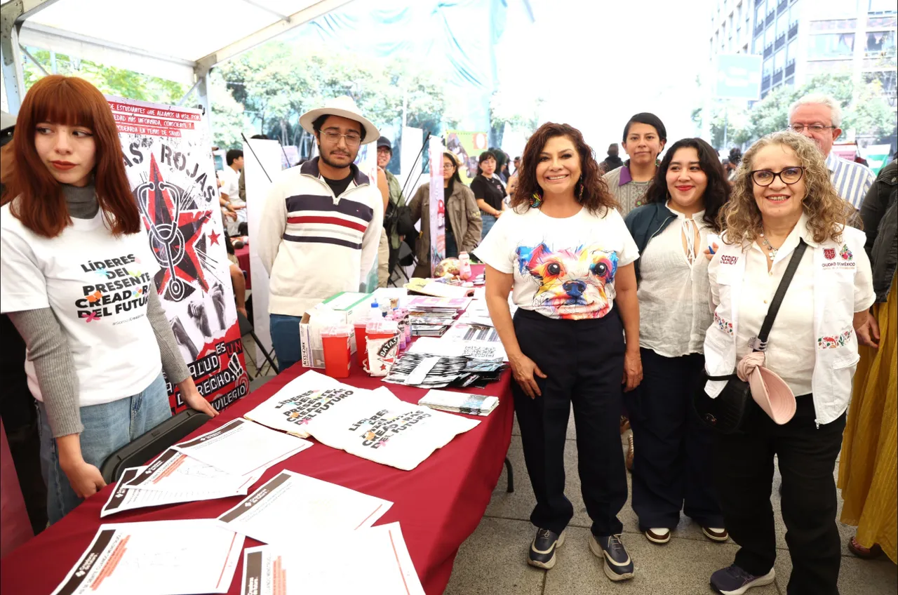 Clara Brugada dialoga con jóvenes capitalinos — La jefa de Gobierno de la Ciudad de México conversa con colectivos juveniles sobre proyectos comunitarios.