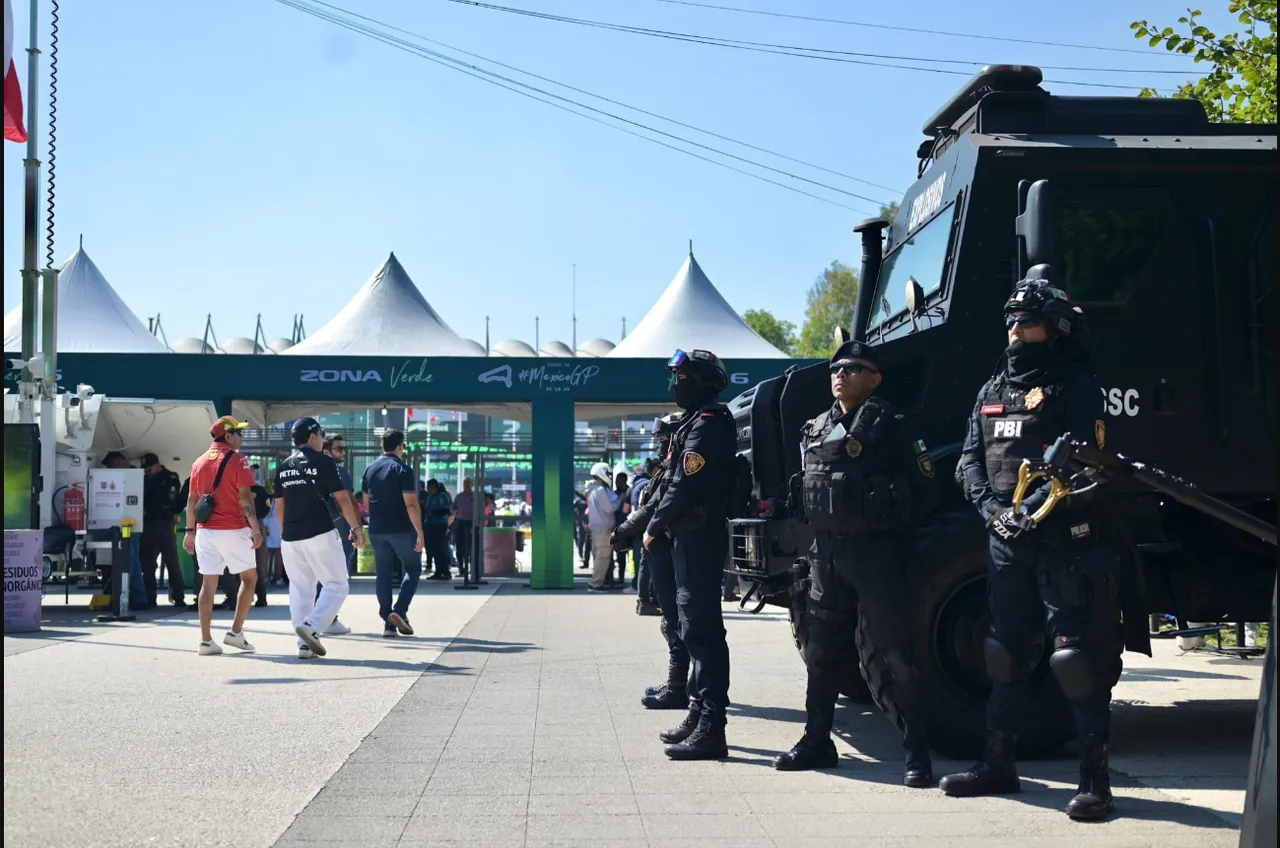 “Policías de la Ciudad de México vigilan los accesos al Autódromo Hermanos Rodríguez durante el Gran Premio de México.”