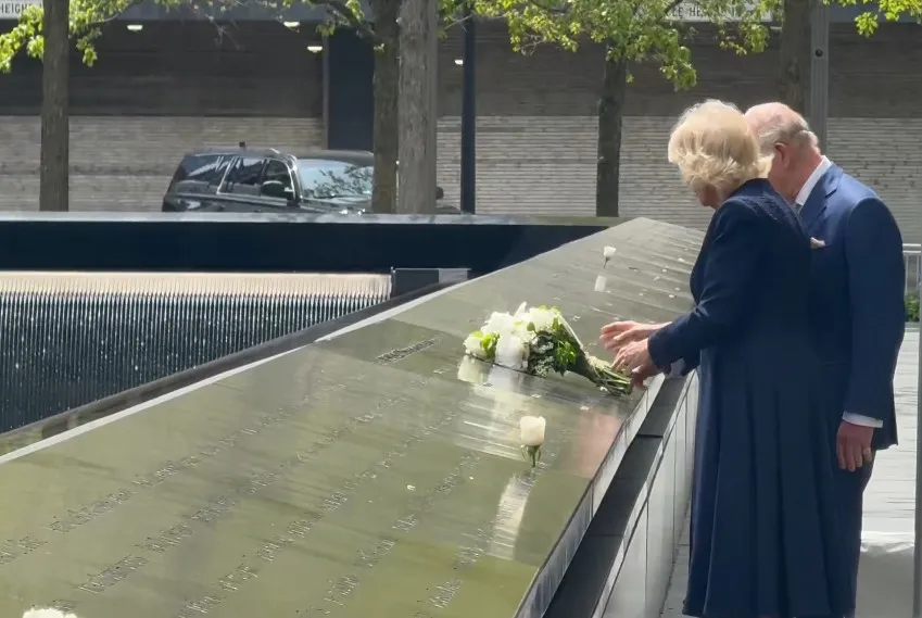Histórica visita real: El rey Carlos III rinde tributo a los británicos fallecidos en los atentados del 11-S.