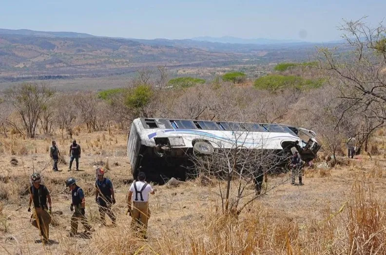 Suman 11 muertos tras volcadura de autobús turístico en el Pacífico mexicano